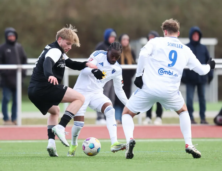 Torreicher Test: Kickers schlägt Heeslingen mit 6:4