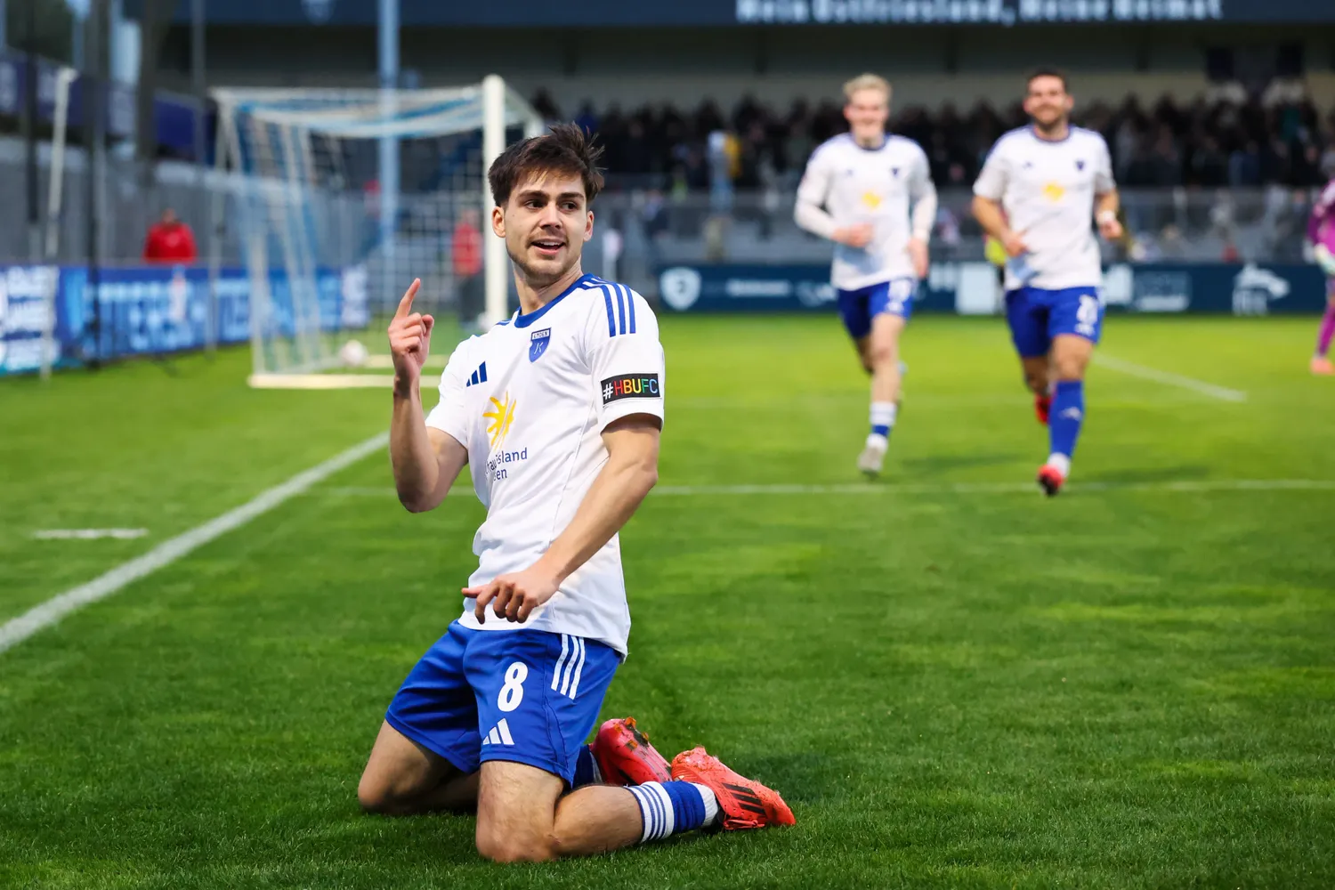 Späte Jokertore bescheren Kickers 2:0-Sieg beim HSV II