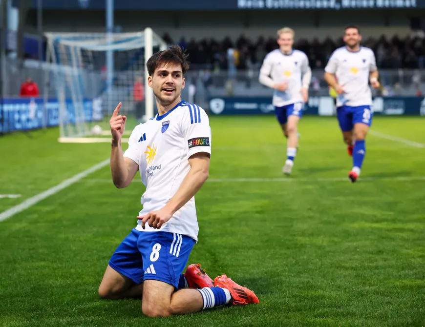 Späte Jokertore bescheren Kickers 2:0-Sieg beim HSV II