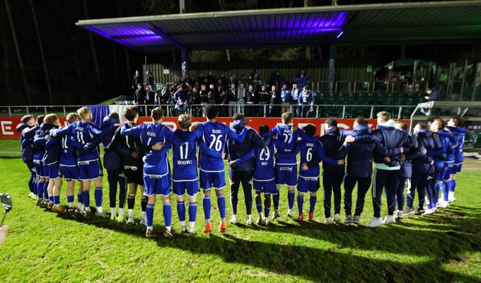 Schiller und Steffens schießen Kickers an die Tabellenspitze