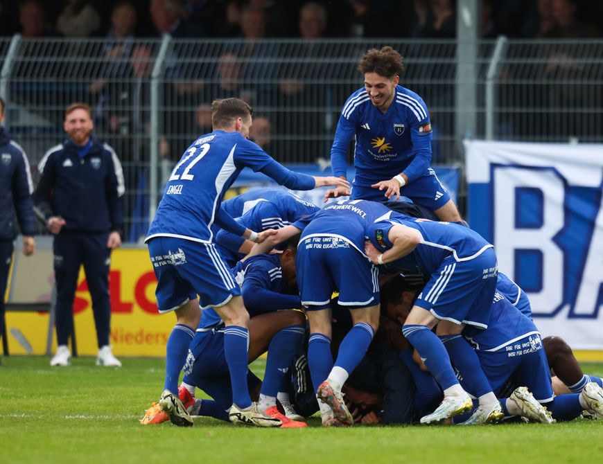 Drei Tore in acht Minuten - Kickers feiert 18. Sieg in Serie