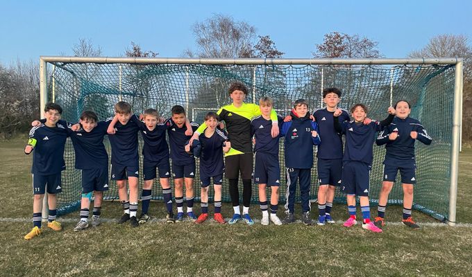 „Verdient ins Viertelfinale!“ – U13 siegt 4:0 im Stadtderby